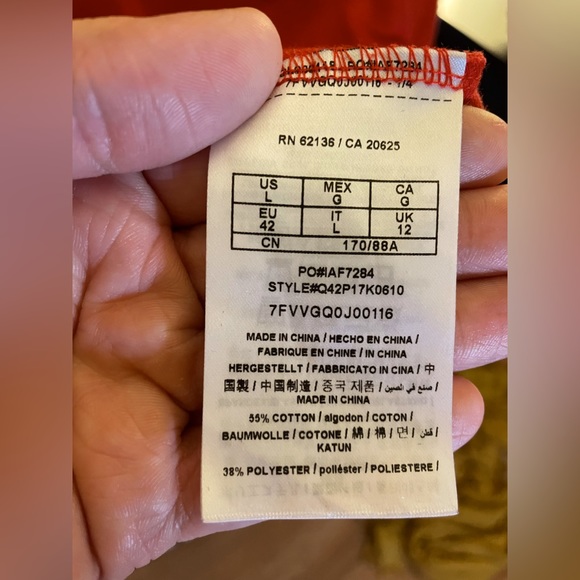 Guess size large v-neck shirt - Picture 3 of 3